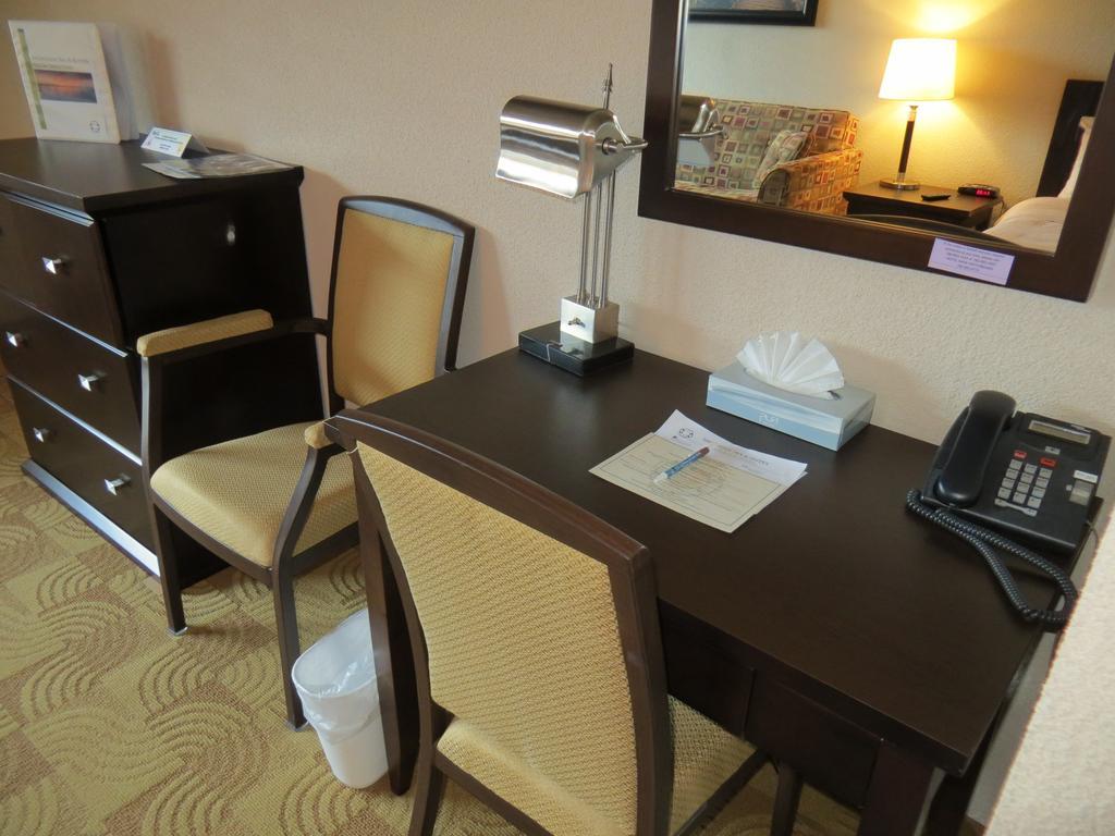 Shoreside Inn & Suites Wabamun Quarto foto